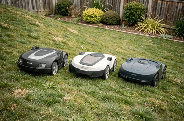 Comparaison de trois robots tondeuses sur une pente herbeuse pour jardins en terrain incliné